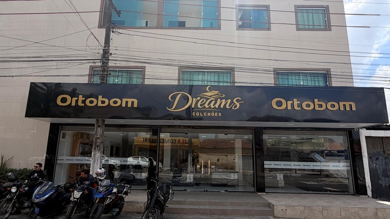 Fachada da loja Dreams Colchões com o letreiro Dreams e Ortobom